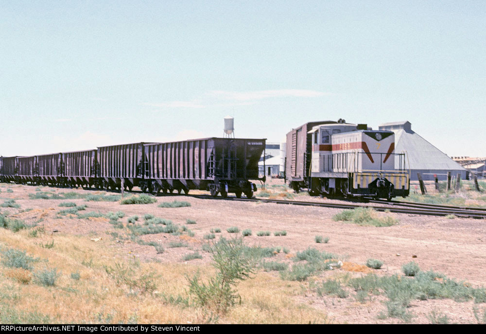 Pecos Valley Southern GE 70T #7 pulls cars from a spur.